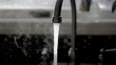 La calidad del agua del grifo depende de la calidad del agua en su fuente natural. Foto de Unsplash (@spider_mani).