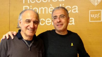 Jaume Bertranpetit y Roderic Guigó después de su charla el 19 de diciembre de 2018