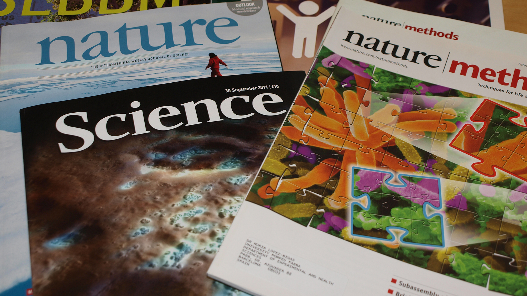 Existen centenares de revistas científicas en las que los y las investigadoras publican sus resultados para compartirlos con el resto de la comunidad científica.