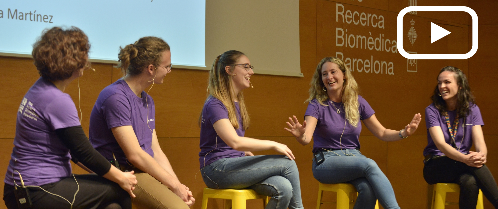 Personal investigador del PRBB debate, con jóvenes estudiantes, diferentes aspectos de la carrera científica en una mesa redonda organizada en el marco de la Jornada BioJunior 2019. Imagen de Jordi Casañas/PRBB.