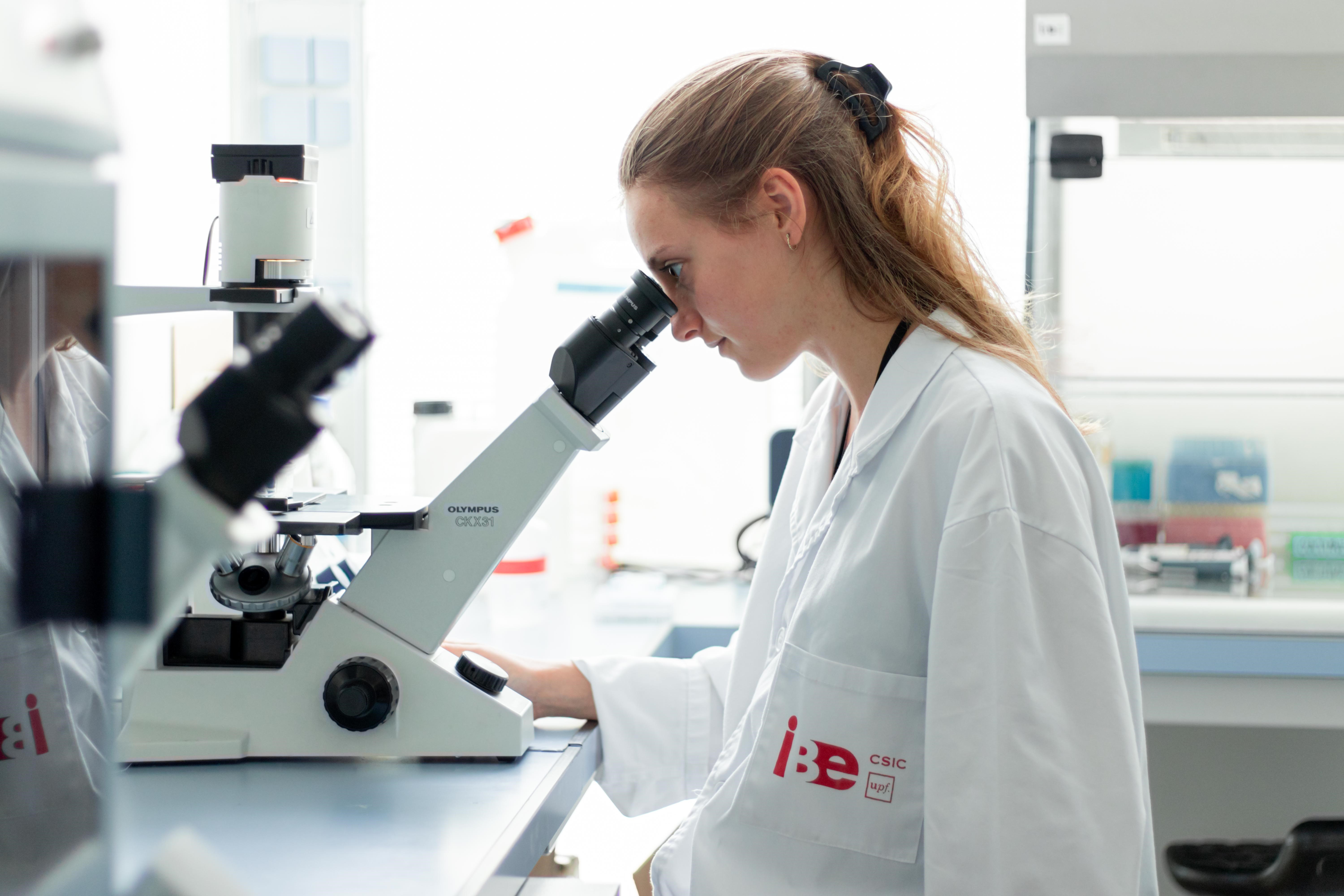 El laboratori de la Doctora Elena Casacuberta, de l'IBE, ha acollit a tres estudiants dins del programa "Joves i Ciència".