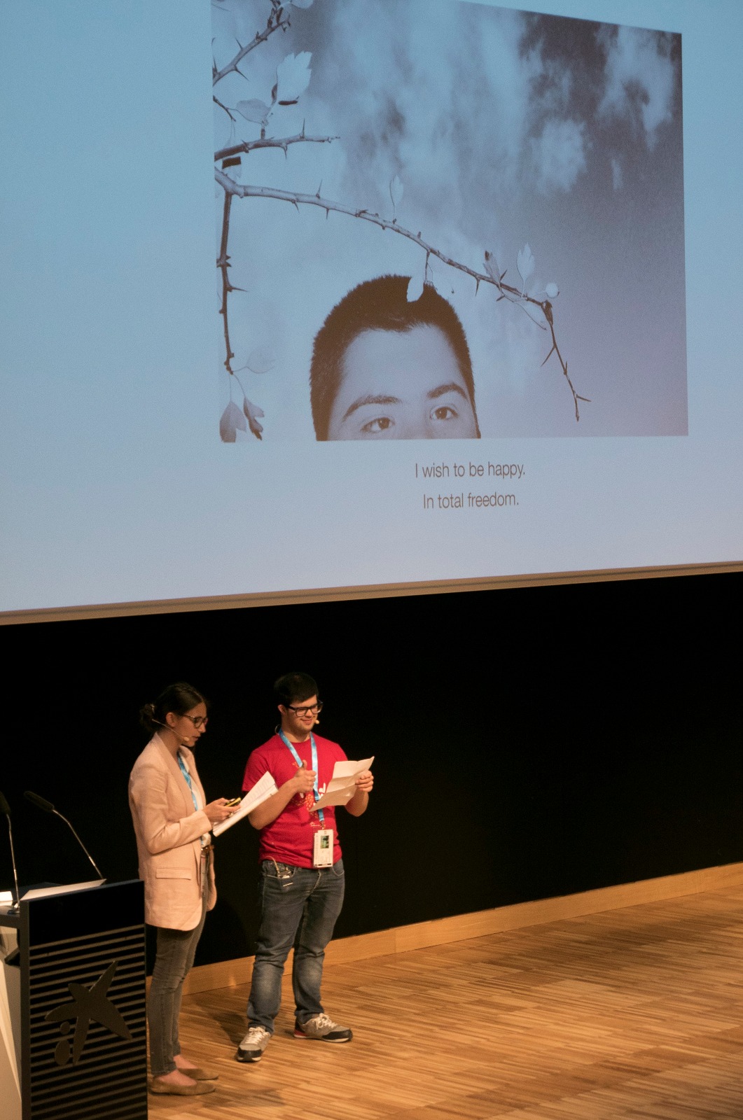 Quim Vilamajó presentando su proyecto "I am able" junto con la investigadora Neus Martínez del EMBL Barcelona.