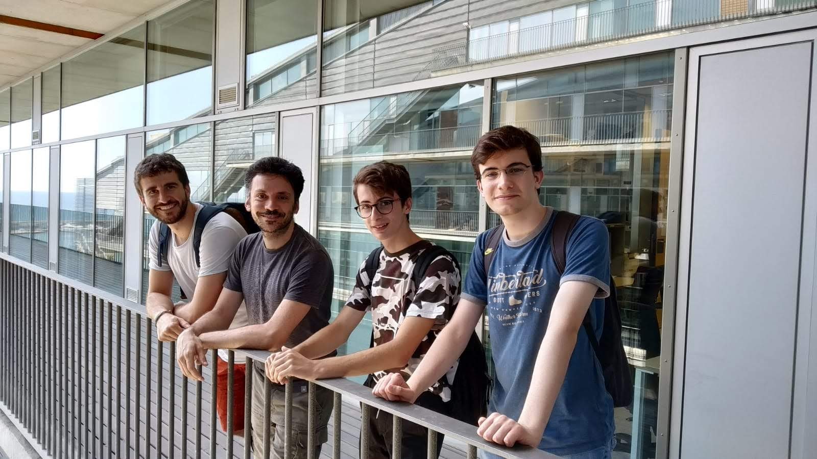 Los estudiantes de la estada de verano, organizada por el CRG dentro del marco del programa "Joves i Ciència", en las instalaciones del PRBB.