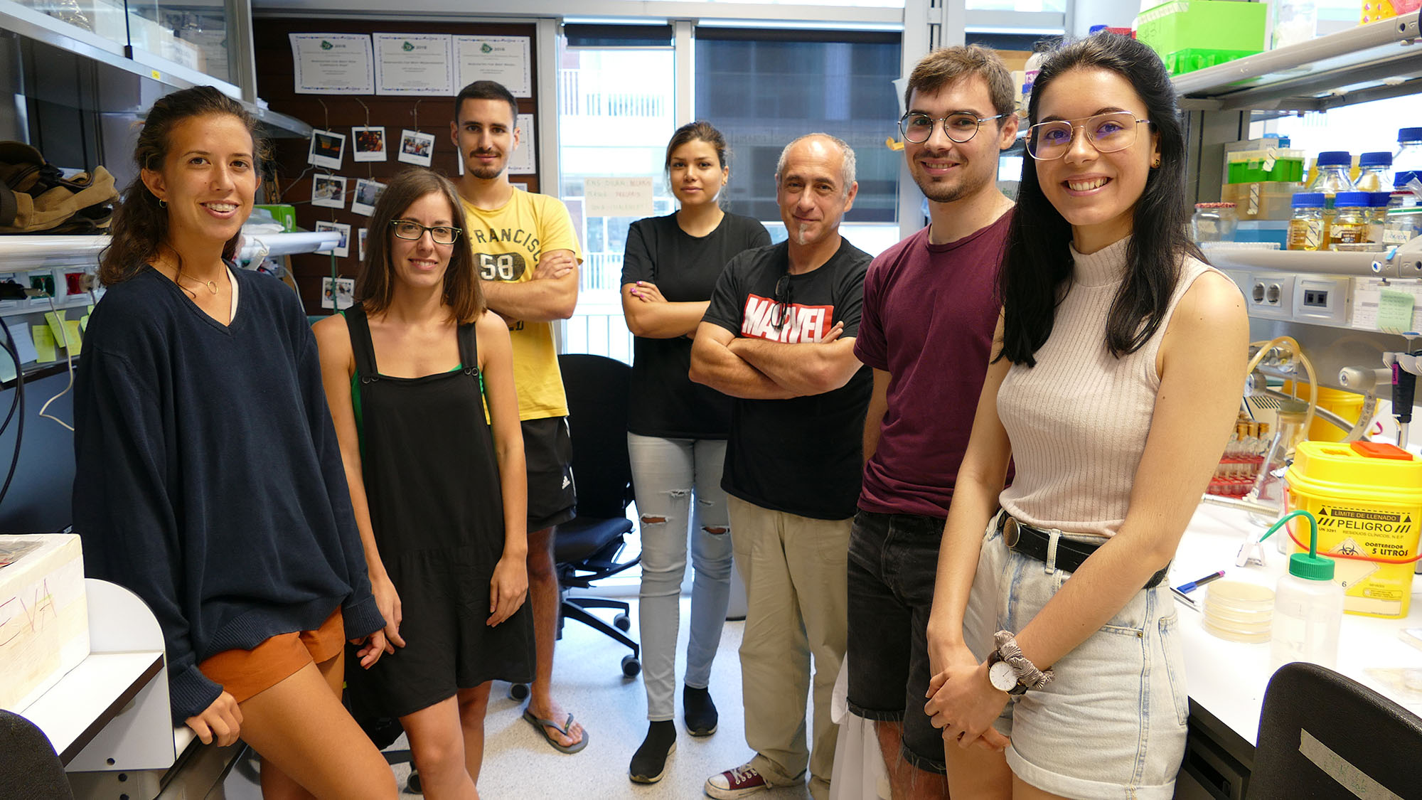 Els membres del laboratori de biologia sintètica per aplicacions biomèdiques del DCEXS-UPF són enginyers biomèdics i biòlegs. El cap de grup, Javier Macías, és físic.