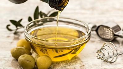 Un estudio llevado a cabo por el IMIM confirma que el consumo de dos biomoléculas del aceite de oliva se puede asociar con una función endotelial mejorada. | Imagen de Pixabay en Pexels.