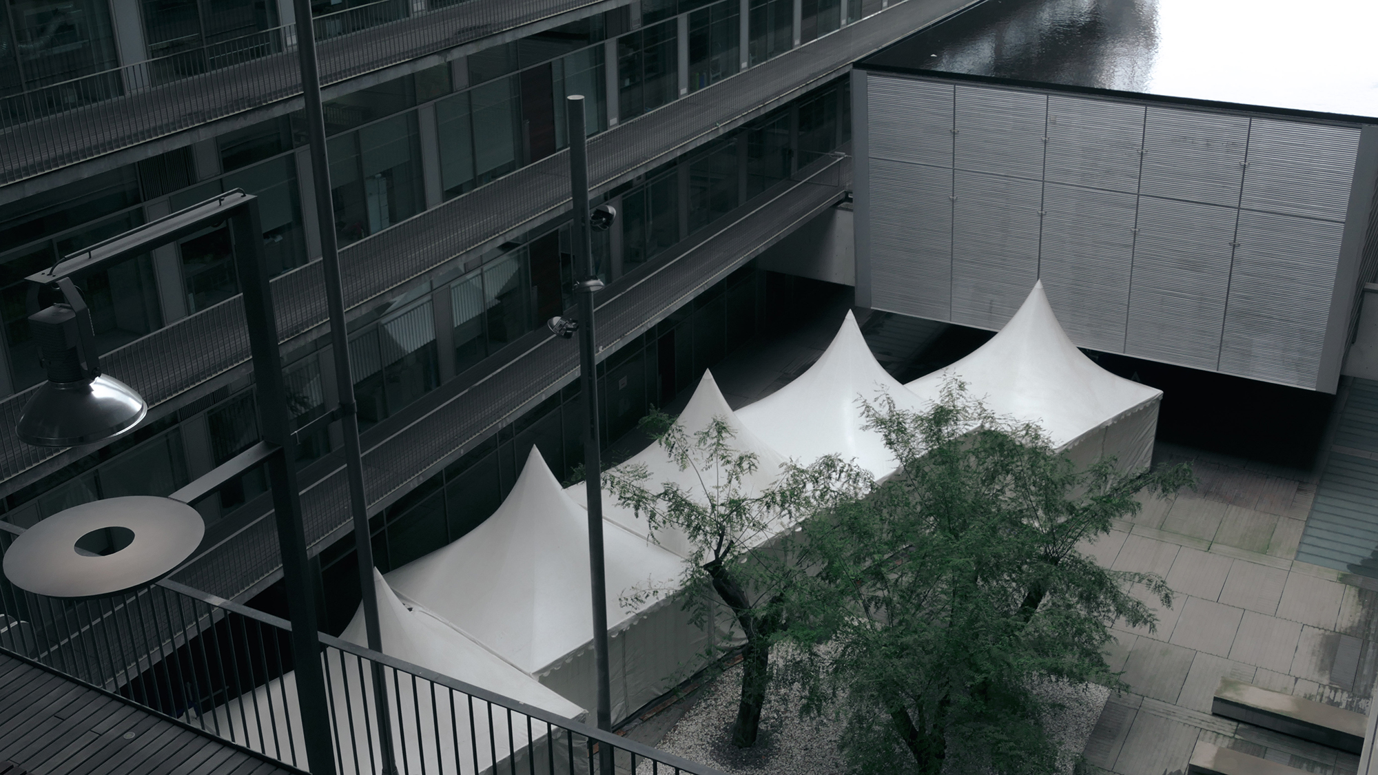 The Hospital del Mar has set up a healthcare space at the Claror Foundation sports centre. To access directly from the Hospital, a covered corridor has been built. It crosses the PRBB inner square. | Picture by Albert Català.