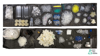 collage de fotos on s'hi veuen residus de plàstic del laboratori com ara puntes de pipetes, plaques, guants, etc.