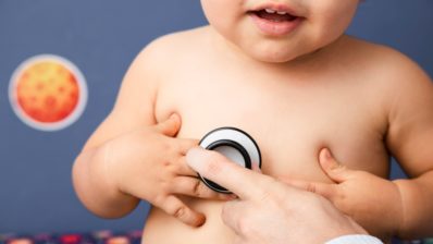 Niño en el médico