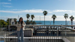 Alejandra Pérez-Vega with the sea and the palm trees