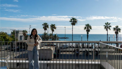 Alejandra Pérez-Vega with the sea and the palm trees