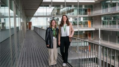 Esmee i Lauraa la terrassa del PRBB