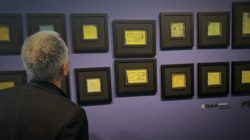 Una persona observa una selección de viñetas enmarcadas de la campaña #NoteOlvides en una exposición de ISGlobal.