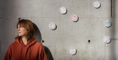 Gemma París con algunos de los dibujos de La vida junts en el Parque de Investigación Biomédica de Barcelona. Crédito: Núria Grau.