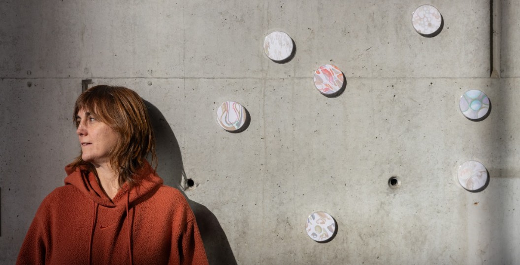 Gemma París con algunos de los dibujos de La vida junts en el Parque de Investigación Biomédica de Barcelona. Crédito: Núria Grau.