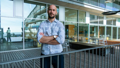 Patryk Poliński, investigador postdoctoral a EMBL Barcelona (PRBB), entrevistat sobre cultura científica, col·laboració i recerca sobre l’exposoma.