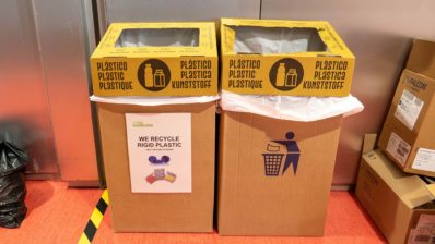 Fotografía de los contenedores de plástico rígido en el PRBB.