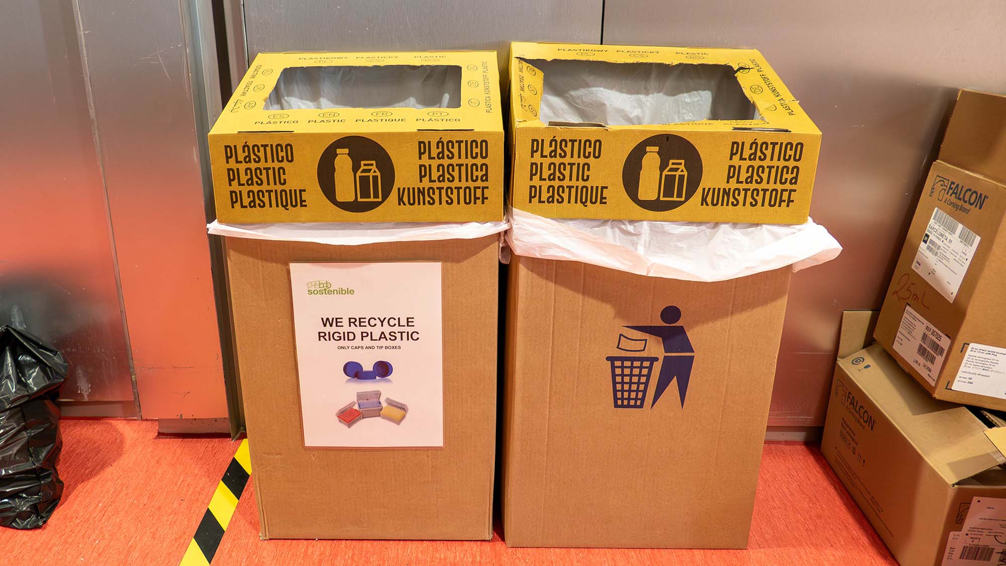 Fotografía de los contenedores de plástico rígido en el PRBB.