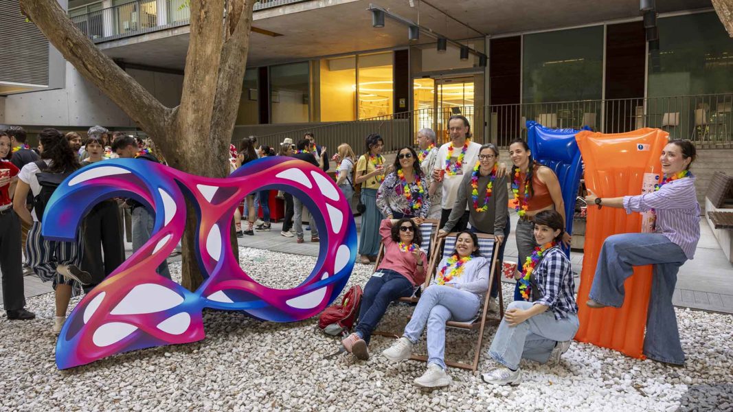 Comunidad del PRBB durante la fiesta de residentes del 20º aniversario, celebrada con ambiente playero en el edificio del Parque.