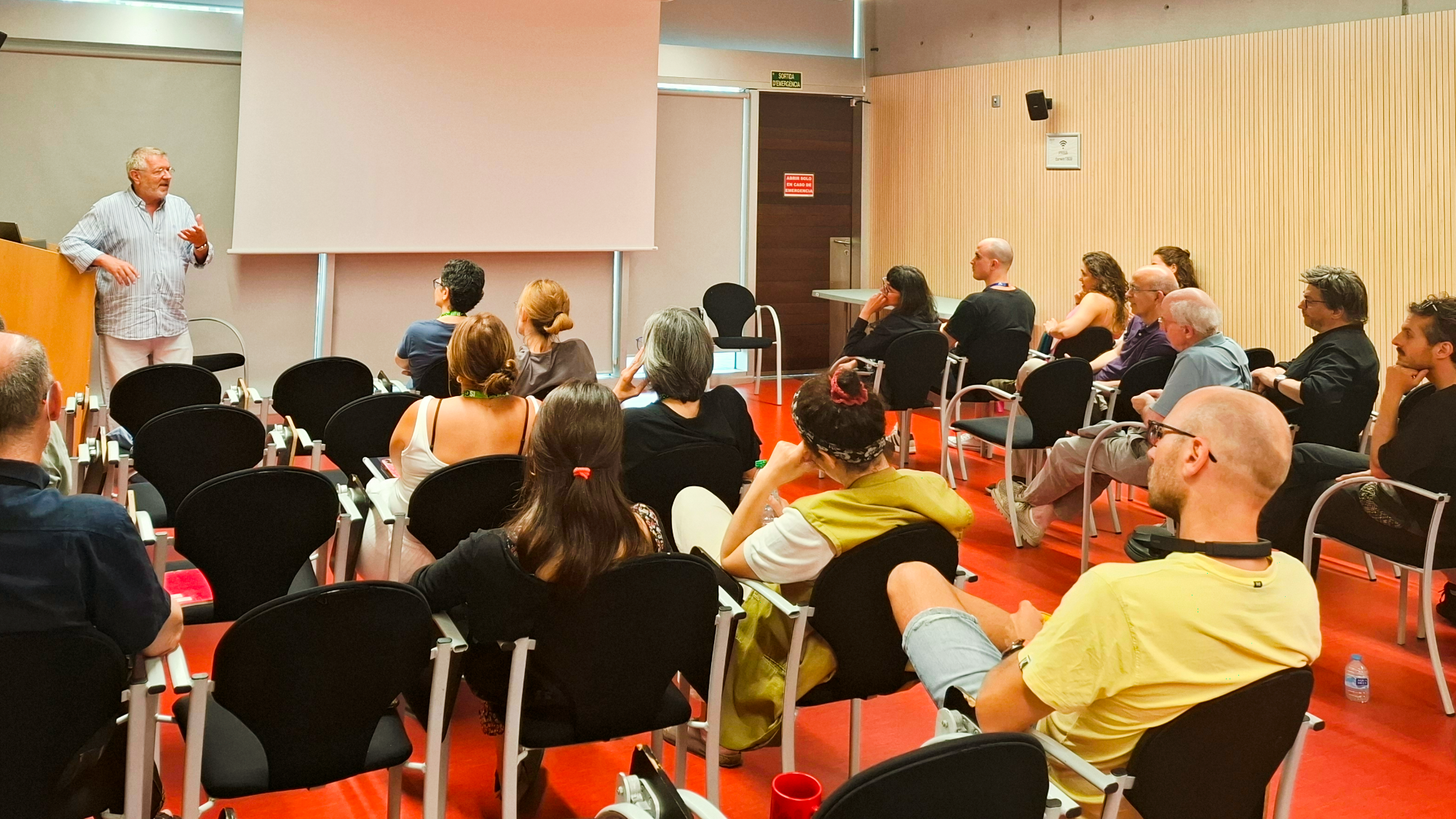 Gustavo Deco i Francesc d’Assís Calafell Majó participen en el debat posterior al cine-fòrum del PRBB sobre intel·ligència artificial i neurociència.