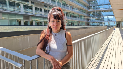 Sara Mederos, investigadora del Hospital del Mar Research Institute, en el edificio del PRBB.